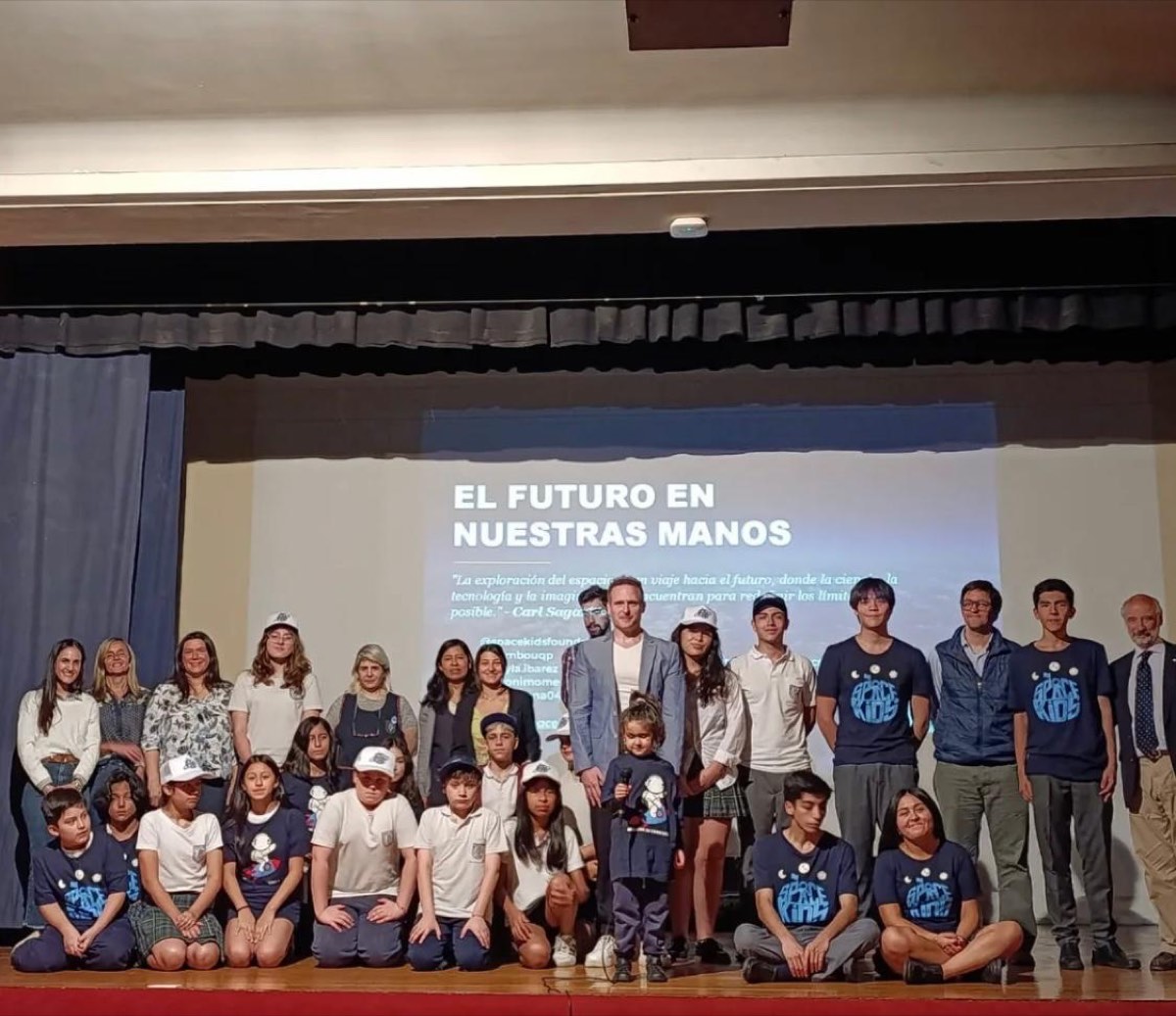Estudiantes en escenario · El futuro en sus manos