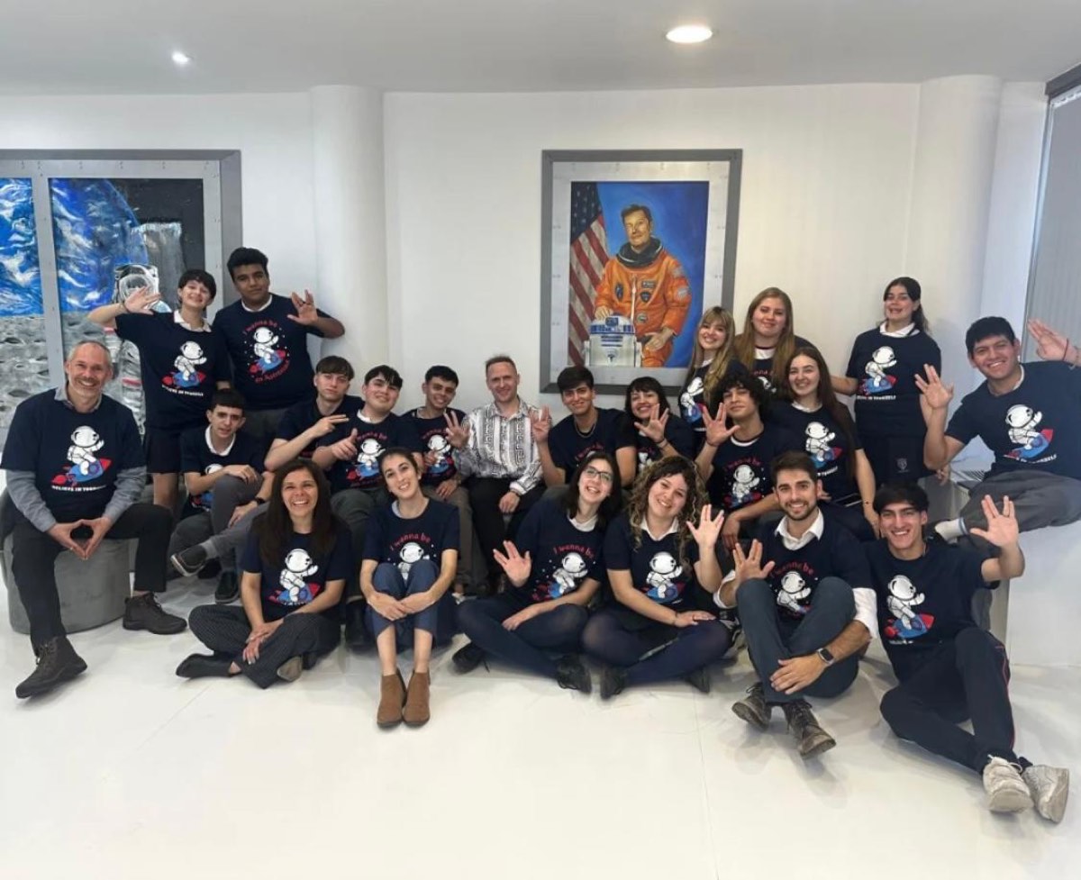 Jóvenes con remeras I wanna be an astronaut