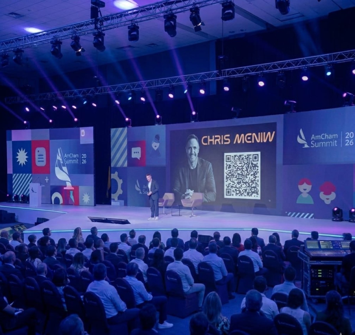 Chris Meniw keynote en AmCham Summit 2026