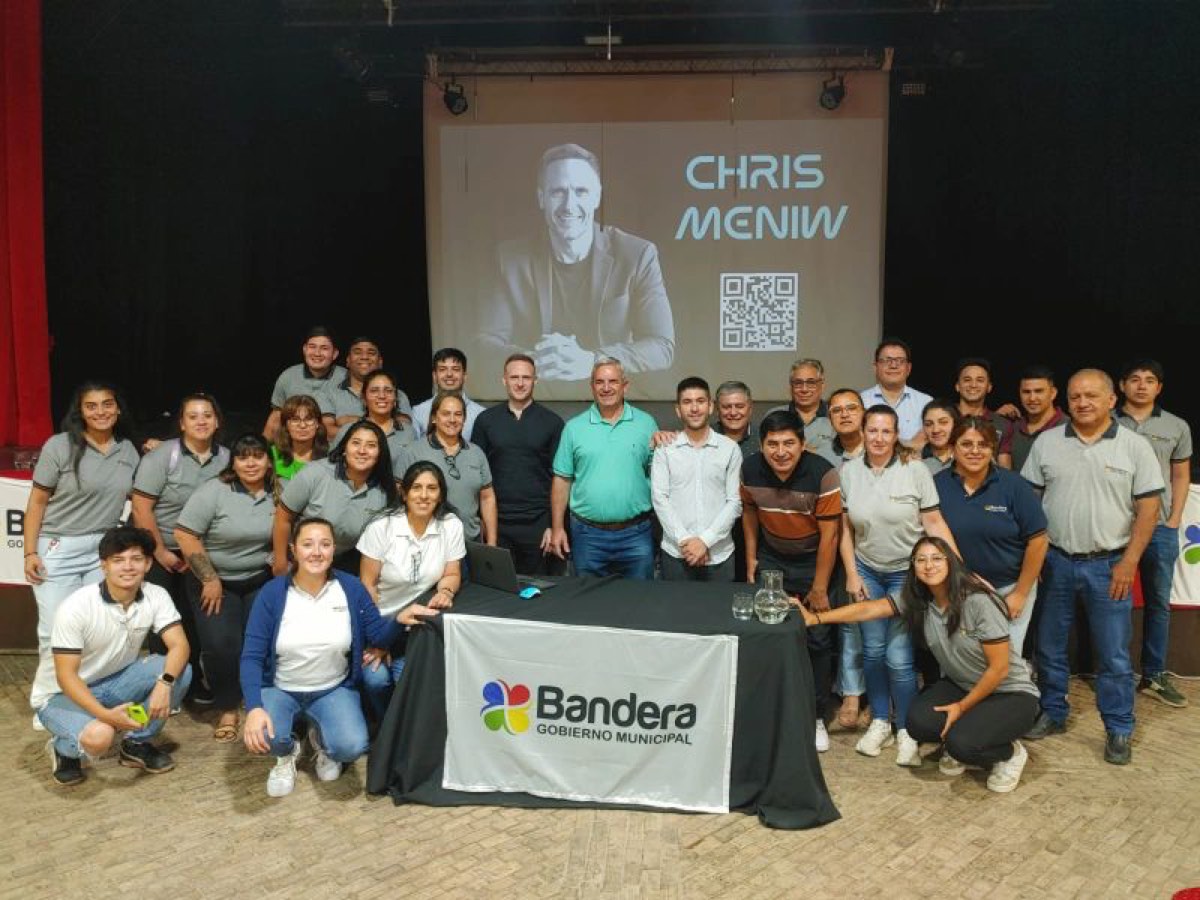 Chris Meniw con equipo Gobierno Municipal de Bandera