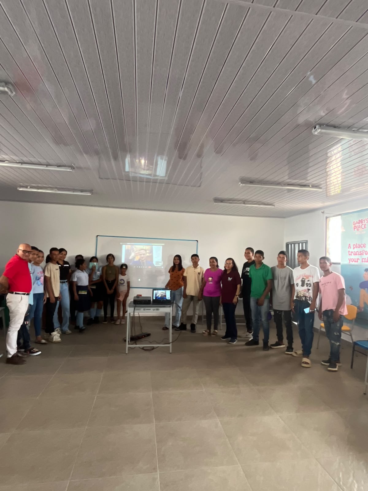 Estudiantes y docentes de la Institución Educativa Departamental Agropecuaria José María Herrera junto al equipo del lanzamiento de MenteLibre en Pivijay, Magdalena